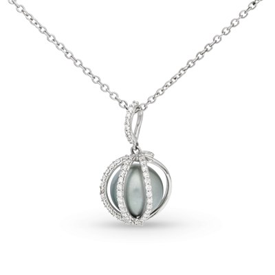 Lot 723 - Gold Necklace and Gold Pendant set with Diamonds and Pearl