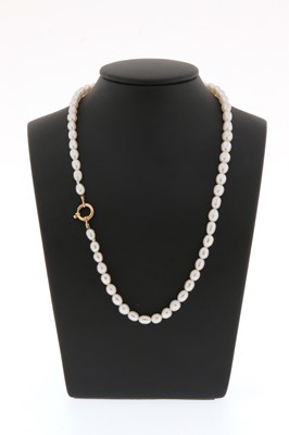 Lot 737 - Necklace with Cultured Pearl and Gold Lock