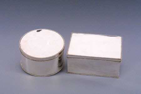 Lot 1504 - Twee zilveren koektrommels.