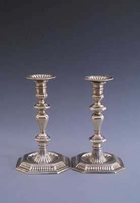 Lot 1531 - Twee zilveren kandelaars.