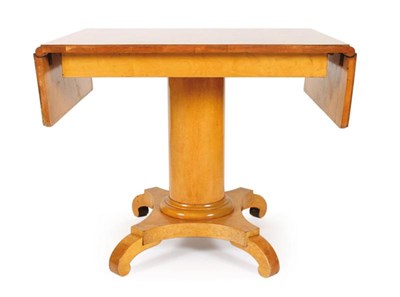 Lot 16 - Biedermeier citroenhouten theetafel, Duitsland, ca. 1840