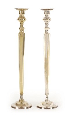 Lot 45 - Twee hoge, verzilverde kandelaars