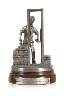 Lot 64 - Tinnen sculptuur 'metselaar'
