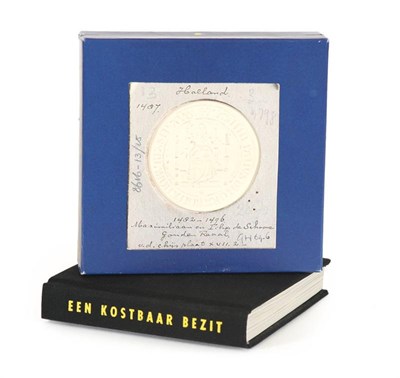 Lot 95 - Boekje "Een kostbaar bezit" in foedraal