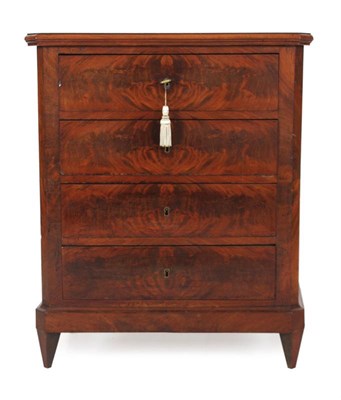 Lot 109 - Biedermeier mahoniehouten ladencommode, Nederland, 19e eeuw