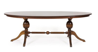 Lot 173 - Ovale met notenhout gefineerde salontafel