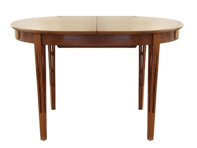 Lot 564 - Ovale notenhouten uittrekbare eetkamertafel
