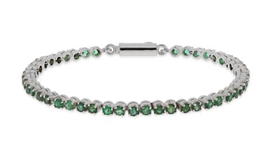 Lot 25 - Silver Eternity Bracelet set with Emerald