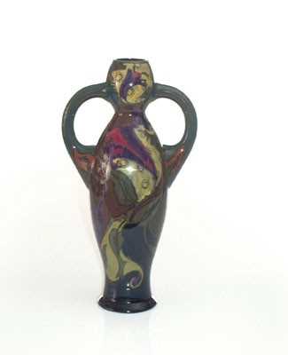 Lot 7065 - Amfoorvormige plateel vaas