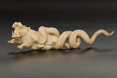 Lot 743 - Okimono van een Nijlpaard en Python.