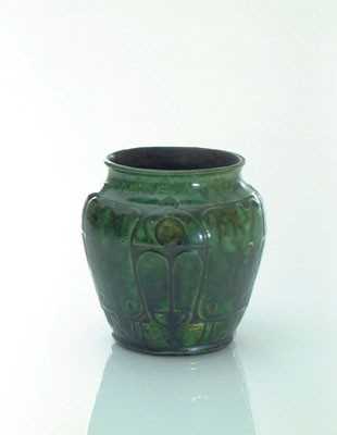 Lot 7169 - Groen vaasje met sgrafitto-ornament in tabeerlaag
