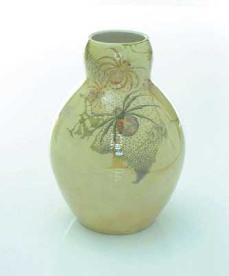 Lot 7222 - Lusterglazuurvaas met een decor van spinnen