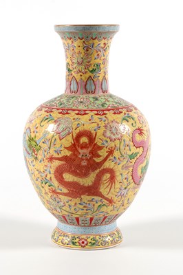 Lot 748 - Chinese Familie Rose Draken Vaas