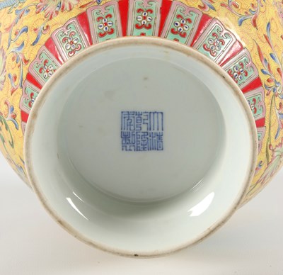 Lot 748 - Chinese Familie Rose Draken Vaas