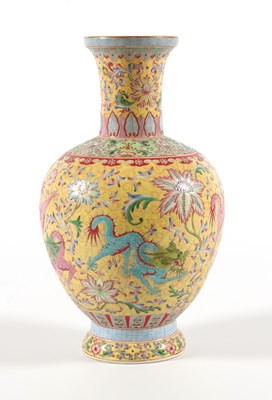 Lot 748 - Chinese Familie Rose Draken Vaas