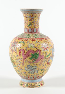 Lot 748 - Chinese Familie Rose Draken Vaas