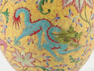 Lot 748 - Chinese Familie Rose Draken Vaas