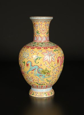 Lot 748 - Chinese Familie Rose Draken Vaas