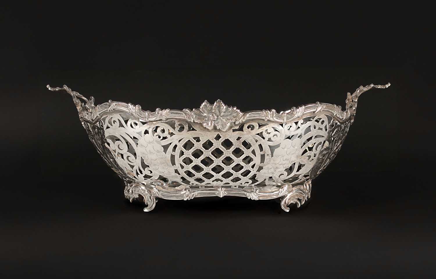 Lot 730 - Zilveren Fruitmand in Louis XV stijl, Den Haag, 1943