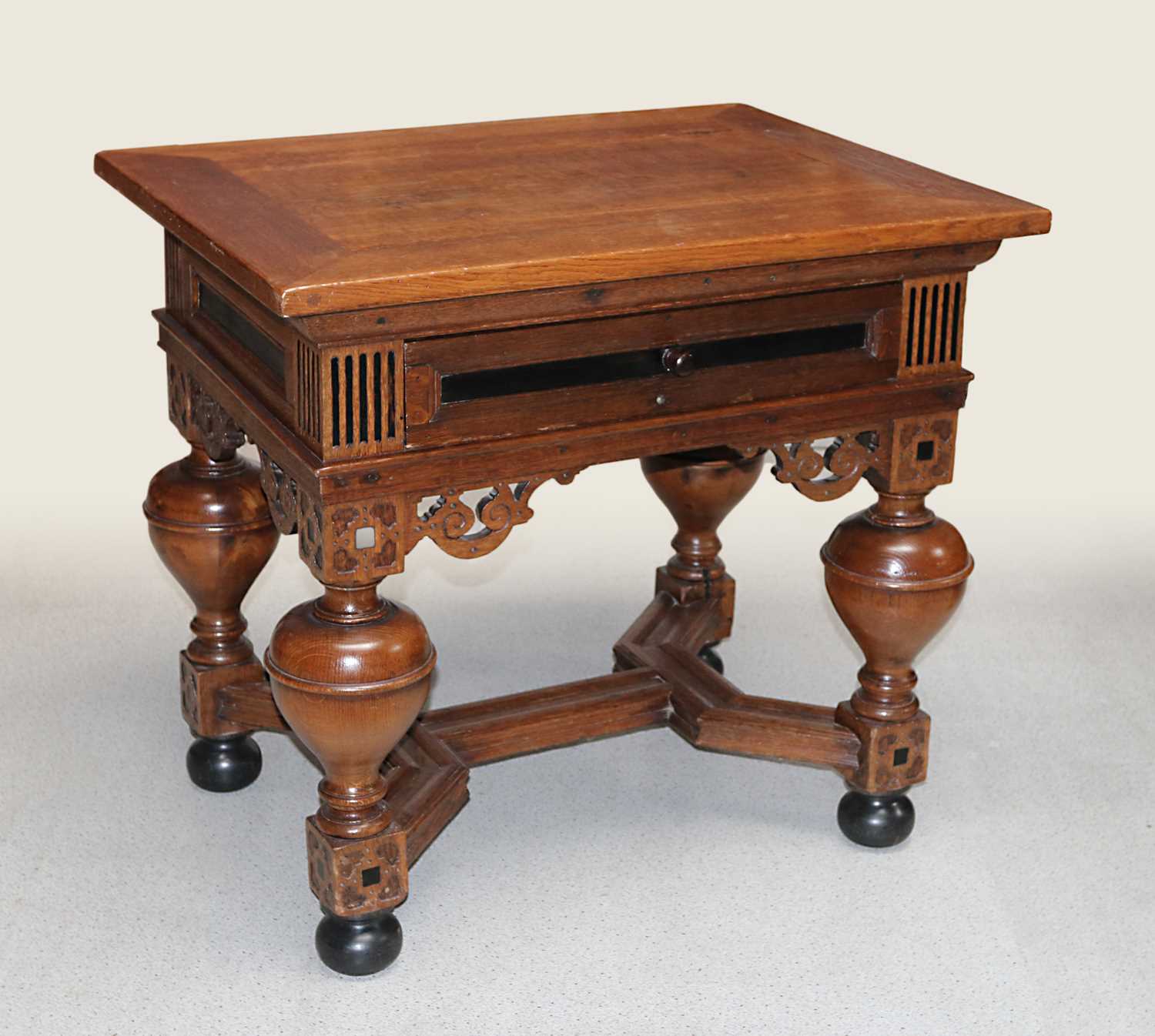 Lot 715 - Neorenaissance Bolpoottafel (Betaaltafel) .