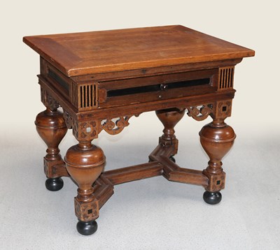 Lot 715 - Neorenaissance Bolpoottafel (Betaaltafel) .