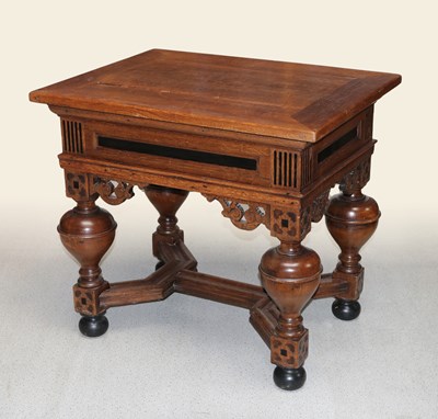 Lot 715 - Neorenaissance Bolpoottafel (Betaaltafel) .
