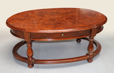Lot 723 - Ovale Salontafel met wortelnoten fineer