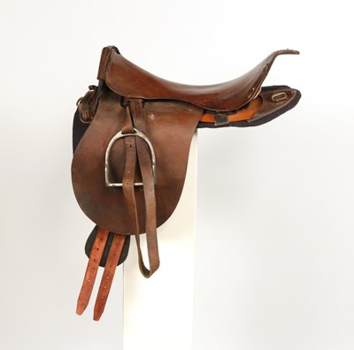Lot 189 - BRITISH WWI MILITARY HORSE SADDLE, WITH STIRRUPS