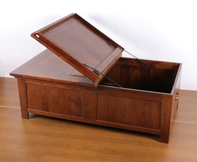 Lot 10b - Massief houten salontafel met opbergruimte