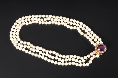 Lot 93 - A Pearl Necklace with Gold Lock