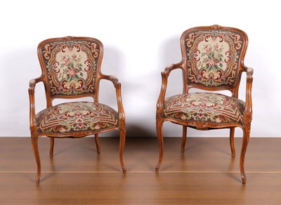 Lot 10f - 2 Antieke fauteuils in Louis XV-stijl