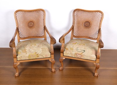 Lot 10g - 2 Houten Boho stoelen Houtsnijwerk Wabi Sabi met geborduurde bekleding.