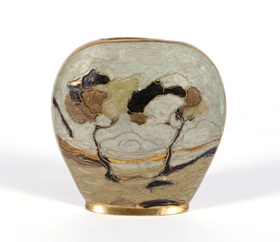 Lot 444 - Messing en geëmailleerde bloemenvaas