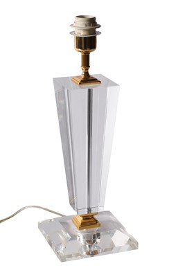 Lot 473 - Hollywood Regency tafellamp voet van lucite en messing - Parigi 1970