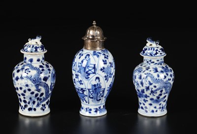 Lot 103 - Lot met 3 Blauw-Witte Chinese Vaasjes.