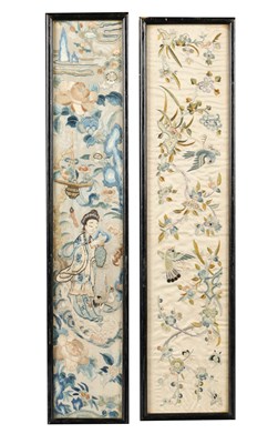 Lot 98 - Twee Chinese zijden panelen in lijst.