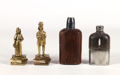 Lot 99 - Twee bronzen figuurtjes Pickwick Papers en David Copperfield, en twee drankflesjes