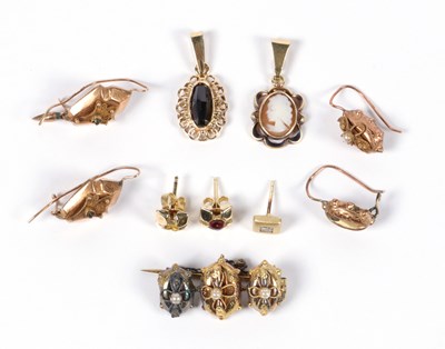 Lot 22 - Een lot met diverse 14-karaats gouden voorwerpen.