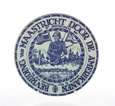 Lot 441 - Herdenkingsbord ‘Bevrijding van Maastricht door de Amerikanen