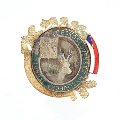 Lot 180 - 1957 CZECHOSLOVAK HUNTING ASSOCIATION BADGE